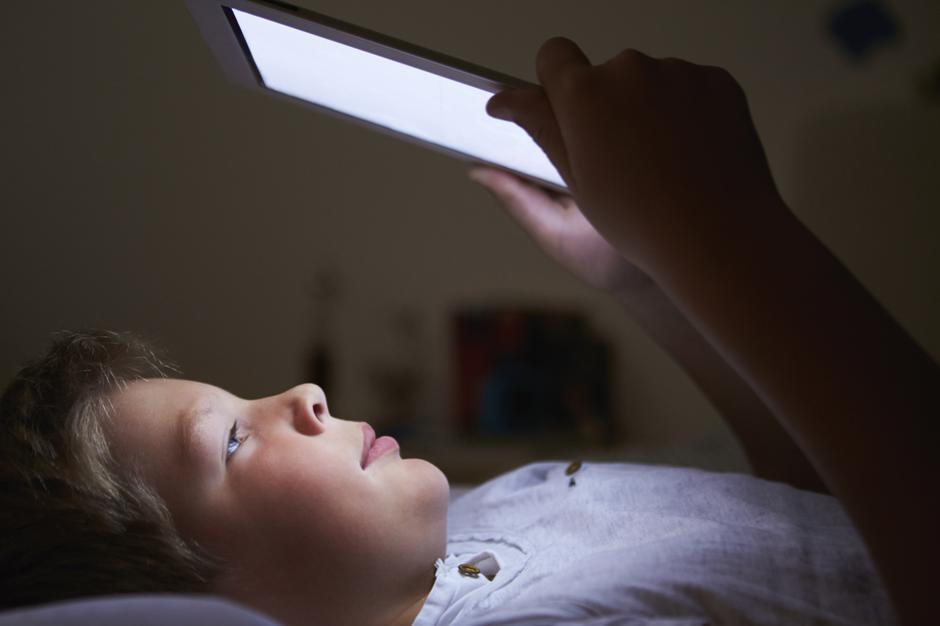 Dijete čita nešto na tabletu | Author: Thinkstock