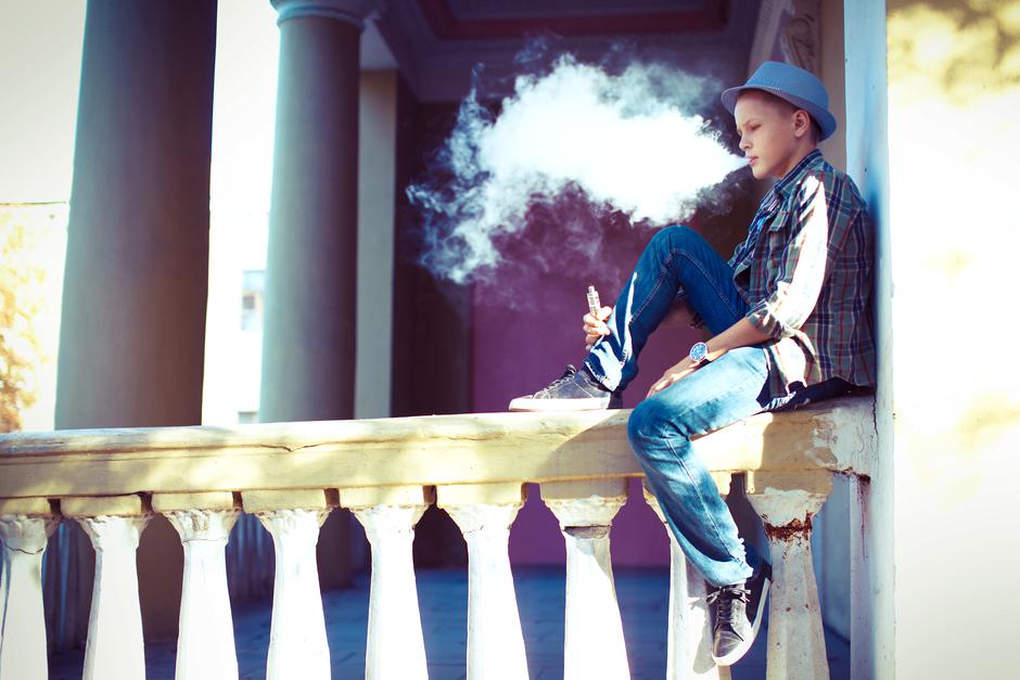 Tinejdžer puši e-cigaretu | Author: Getty images