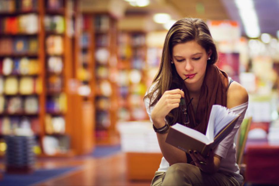 Djevojka čita u knjižnici | Author: Thinkstock