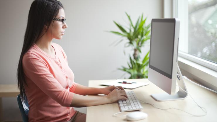 Žena koja sjedi za računalom