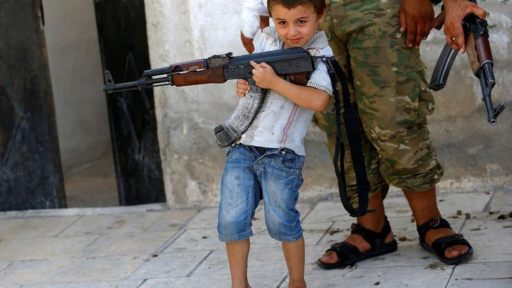 Sirijski dječak drži pušku u sirijskom gradu Džarablusu