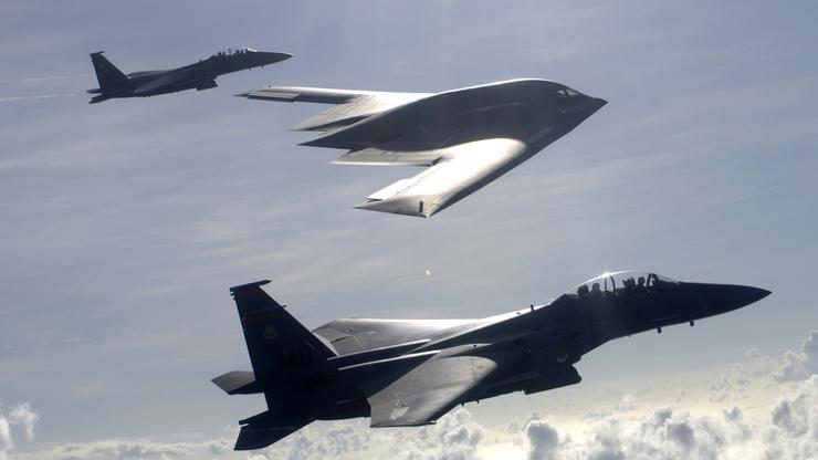 Avioni F-15E Strike Eagles i B-2