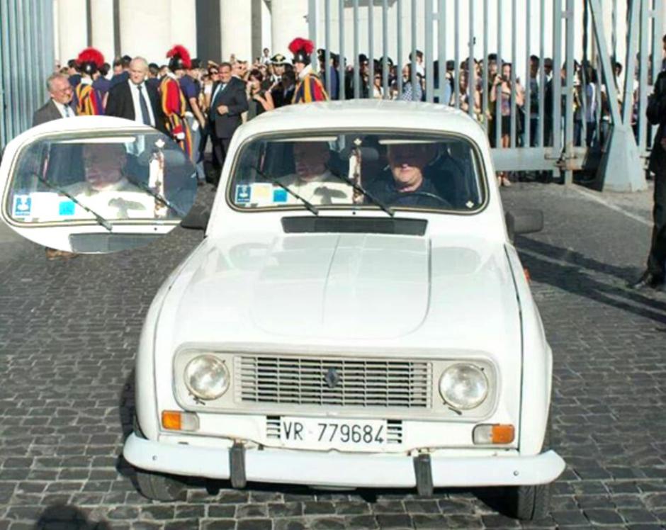 Papa Franjo u svom Renaultu | Author: traditioninaction.org