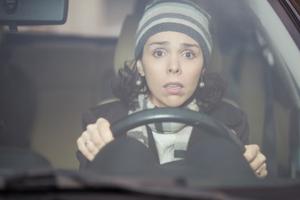 Prestrašena žena za volanom