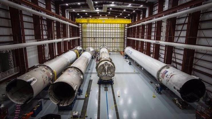 SpaceX hangar - Falcon 9 rakete
