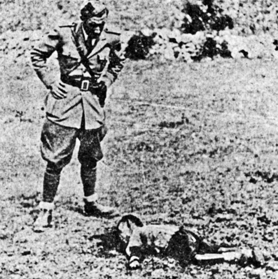 Split 1943., talijanski oficir nad ubijenim djetetom | Author: ratnakronikasplita.com