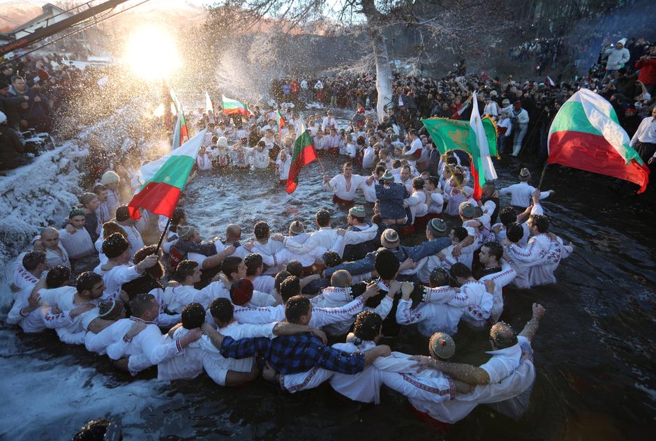 Bugari plešu u rijeci | Author: STOYAN NENOV/REUTERS/PIXSELL