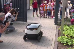Dostavni robot u akciji kroz grad