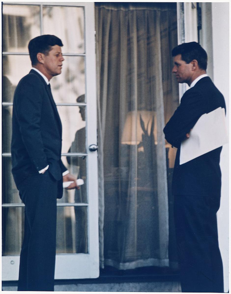 Robert F. Kennedy u razgovoru s bratom Johnom F. Kennedyjem | Author: Wikipedia