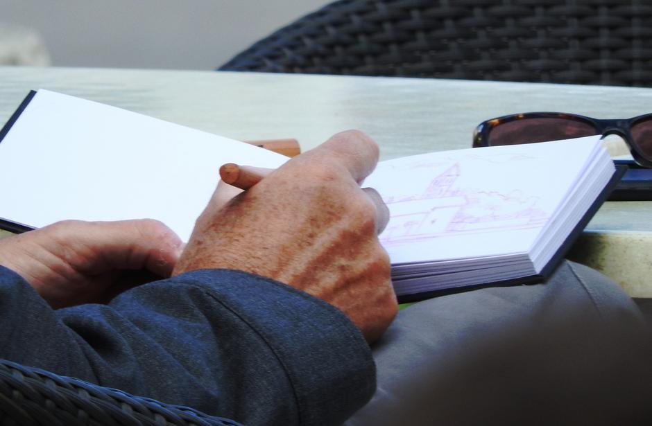 Pierce Brosnan skicirao je motive Visa u svoju bilježnicu | Author: Matija Habljak/PIXSELL