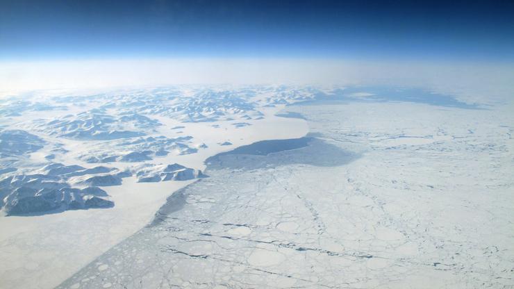 Arktičke planine okovane ledom i snijegom