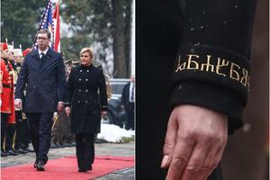 Kolinda Grabar Kitarović na kaputu ima napis na glagoljici