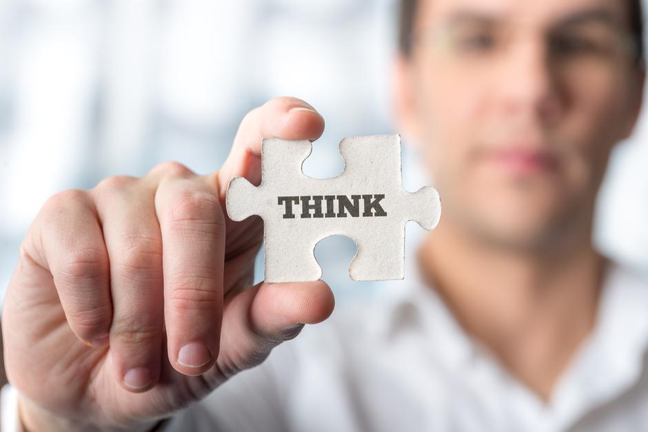 Čovjek drži puzzlu Think | Author: Thinkstock