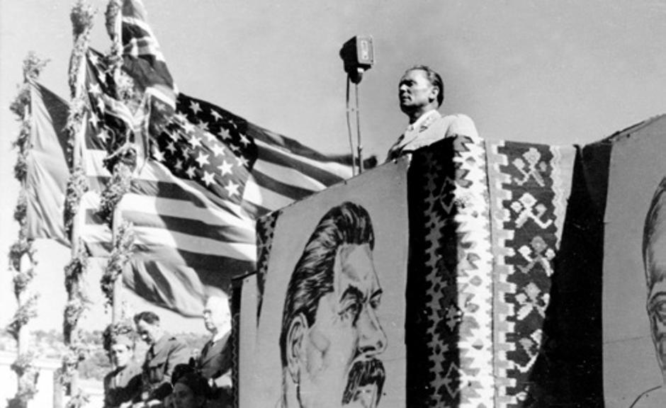 Tito na Visu 1944. godine, okružen zastavama SAD-a i slikom Staljina | Author: Živko Gattin, ustupila Ingrid Gattin Pogutz za "Crveno svjetlo"