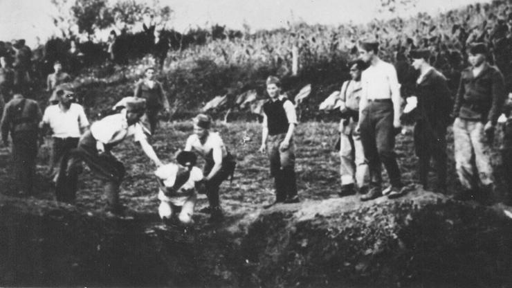 Ustaški stražari ubijaju zatvorenike u logoru Jasenovac
