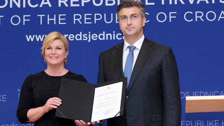 Predsjednica uručila Andreju Plenkoviću mandat za sastavljanje nove Vlade RH