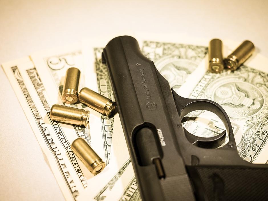 Novac i pištolj, ilustracija | Author: Pixabay