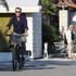Pierce Brosnan na biciklu u Visu