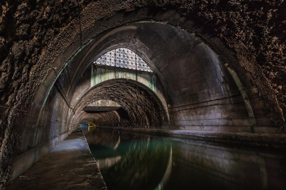Kanalizacijski otvor ispod zemlje | Author: Thinkstock