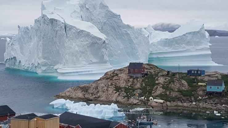 Ledeni brijeg uz mjesto Innaarsuit na Grenlandu