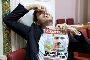 Ivan Pernar u Saboru pozira s Expressom