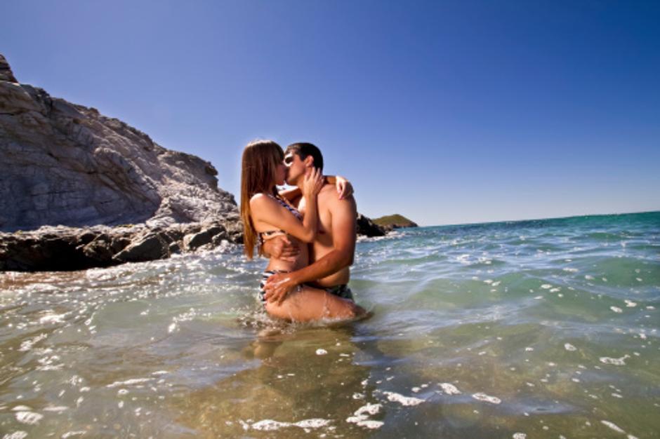 Par se ljubi u moru | Author: Thinkstock