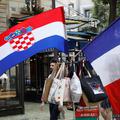 Hrvatska i francuska zastava na kiosku u Parizu