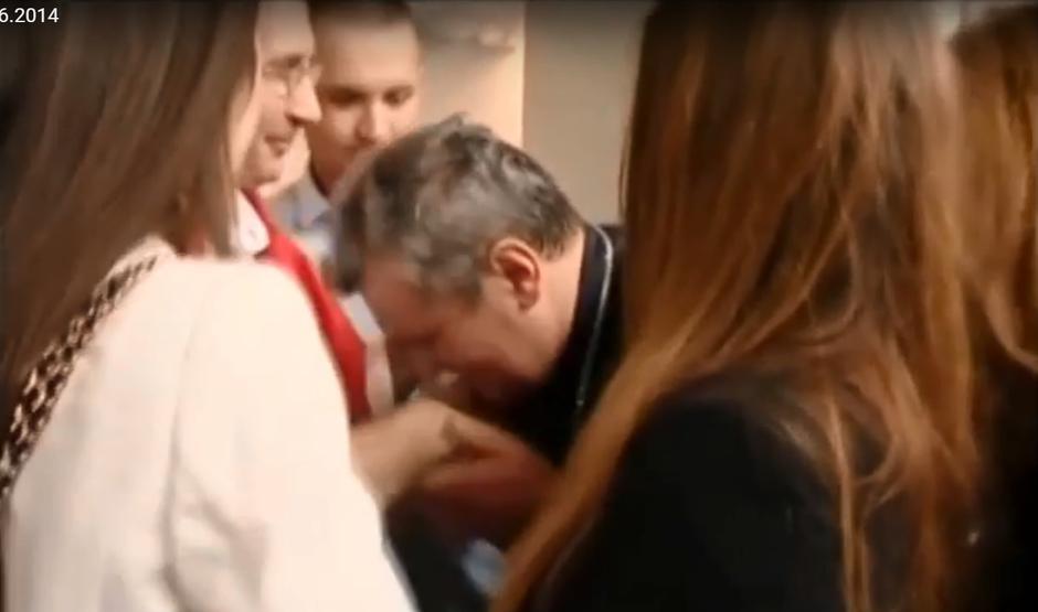 Biskup Vlado Košić ljubi ruku Dariju Kordiću 6. lipnja 2014. na Plesu | Author: YouTube