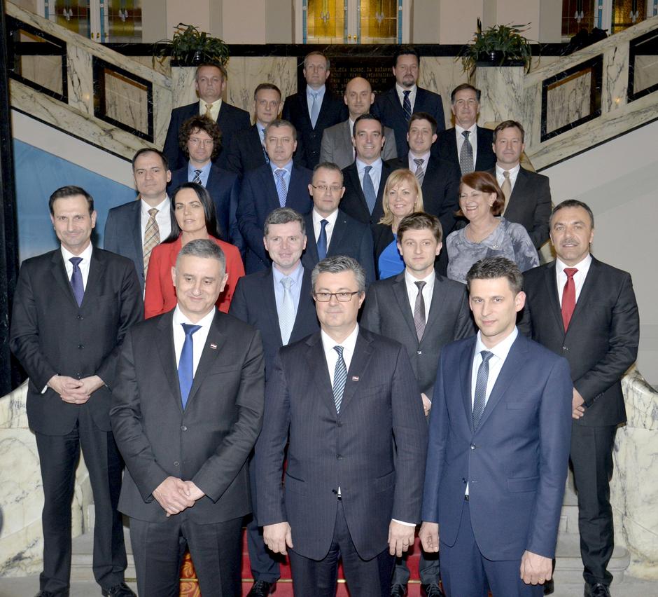 Zajednička fotografija članova nove Vlade s Tihomirom Oreškovićem na čelu | Author: Marko Lukunić (PIXSELL)