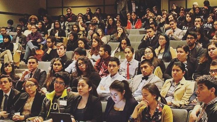 Studenti slušaju govor rektorice na Sveučilištu Brown