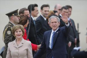 George W. Bush sa suprugom Laurom