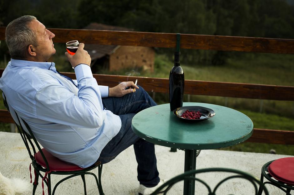 Sredovječni muškarac uživa s cigaretom i vinom | Author: Thinkstock