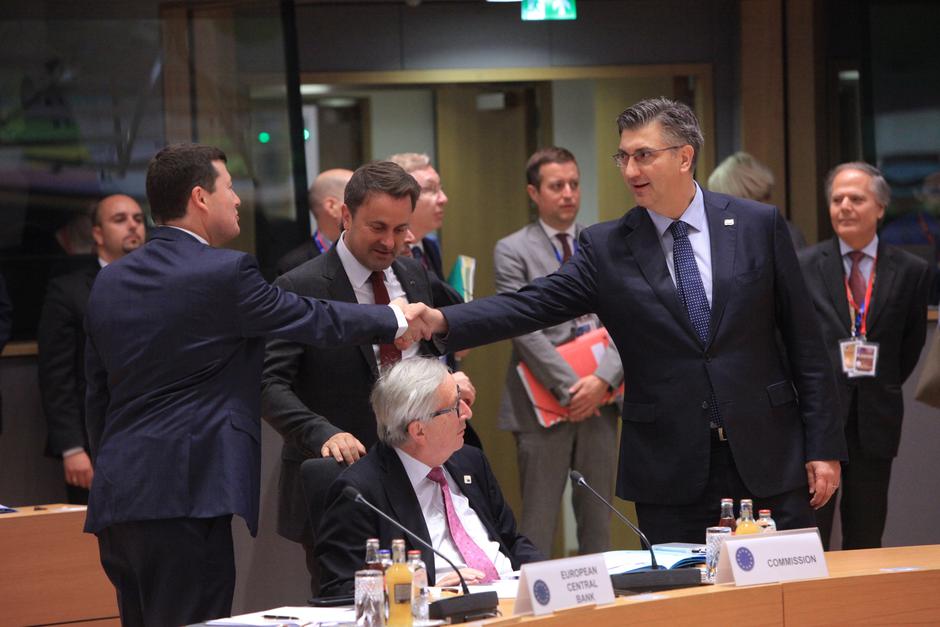Martin Selmayr i Andrej Plenković rukuju se iznad glave Jean-Claude Junckera | Author: Tomislav Krasnec/PIXSELL