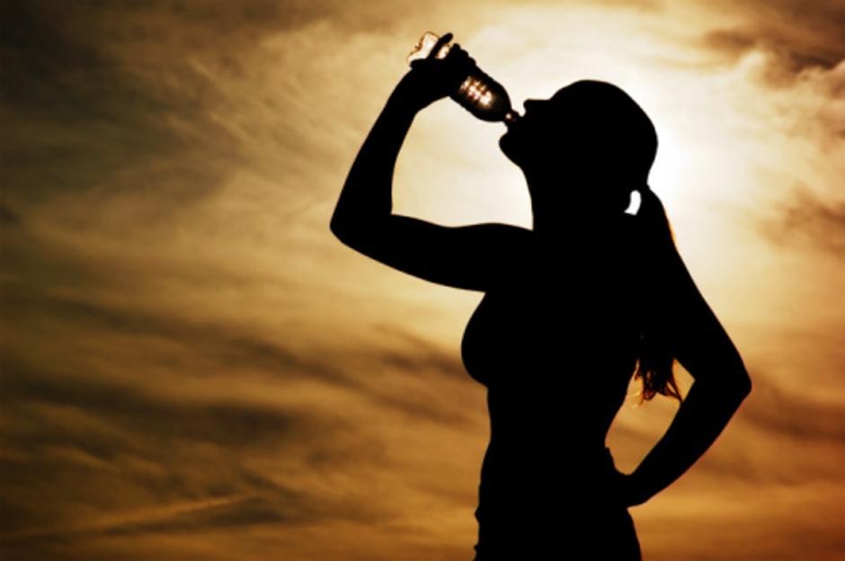 Žena pije vodu | Author: Thinkstock