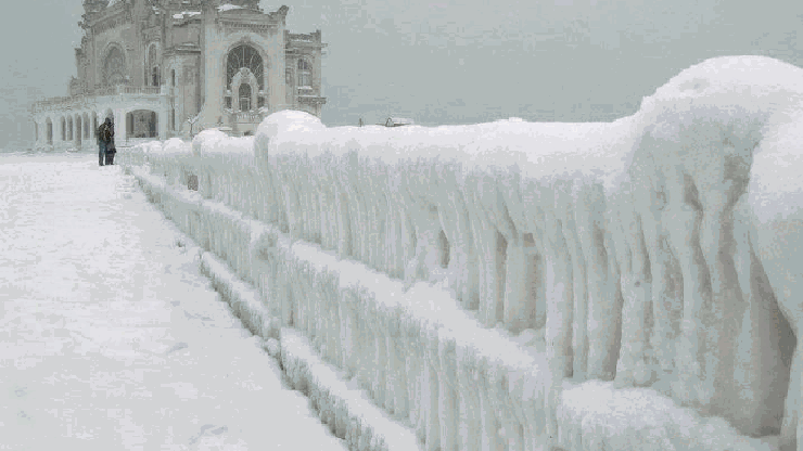 Snijegom i ledom okovan casino Constanta na Crnom moru