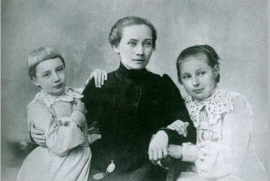 Marina Cvjetajeva s majkom Marinom i sestrom Anastazijom | Author: 