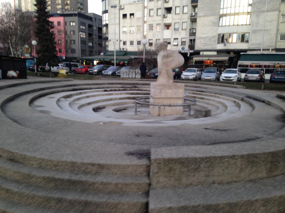 Zapuštena fontana na Trgu Krešimira Ćosića | Author: Paula Bobanović/Express.hr