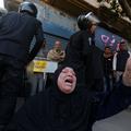 Šokirana žena plače ispred koptske katedrale u Kairu