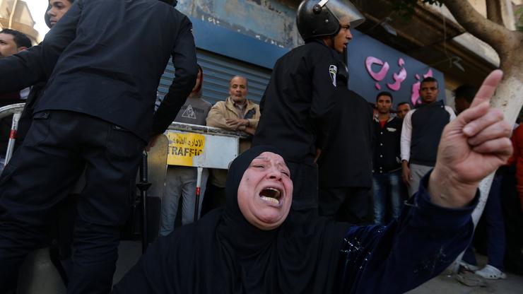 Šokirana žena plače ispred koptske katedrale u Kairu