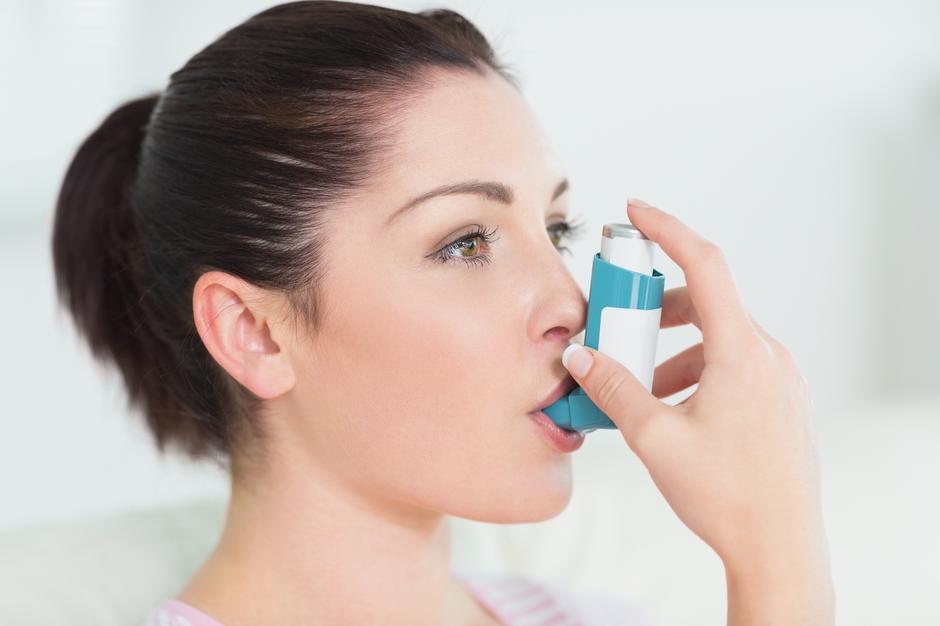 Žena koristi inhalator za astmu | Author: Thinkstock