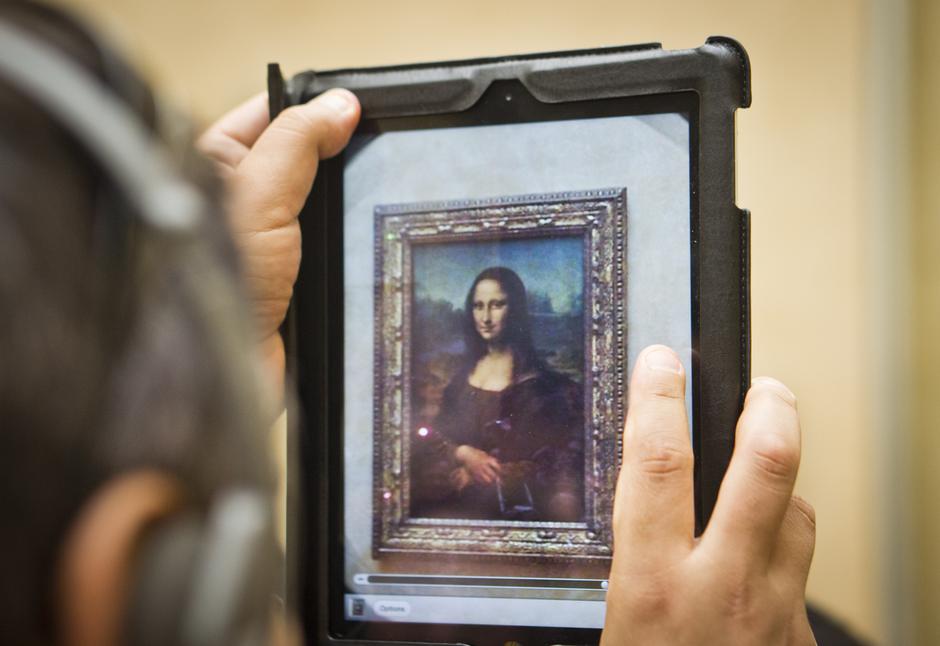 Turist u Louvreu slika Mona Lisu | Author: Frank Rumpenhorst/DPA/PIXSELL