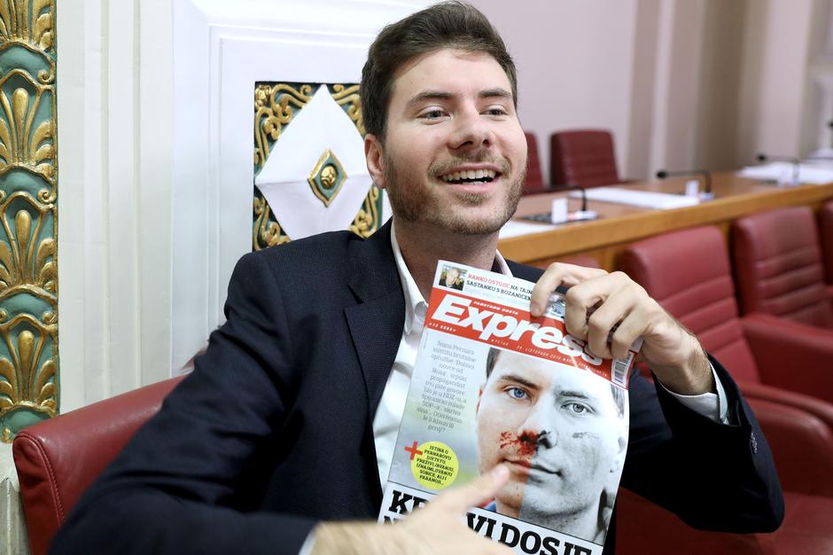 Ivan Pernar u Saboru pozira s Expressom | Author: Patrik Macek/ PIXSELL