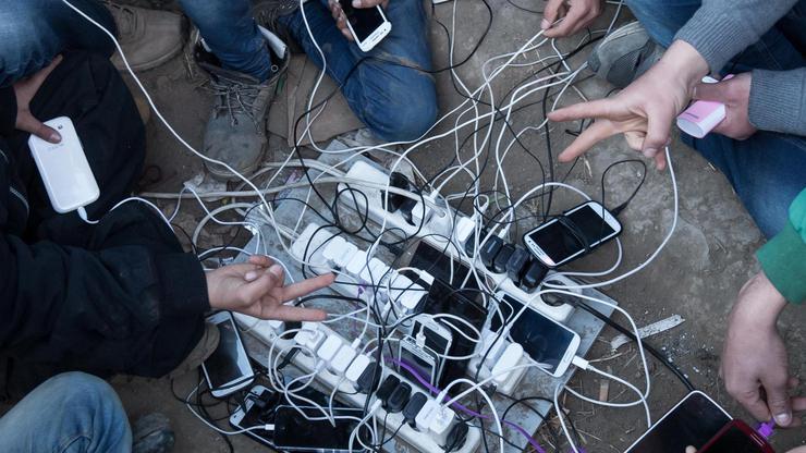 Izbjeglice pune mobitele u izbjegličkom kampu