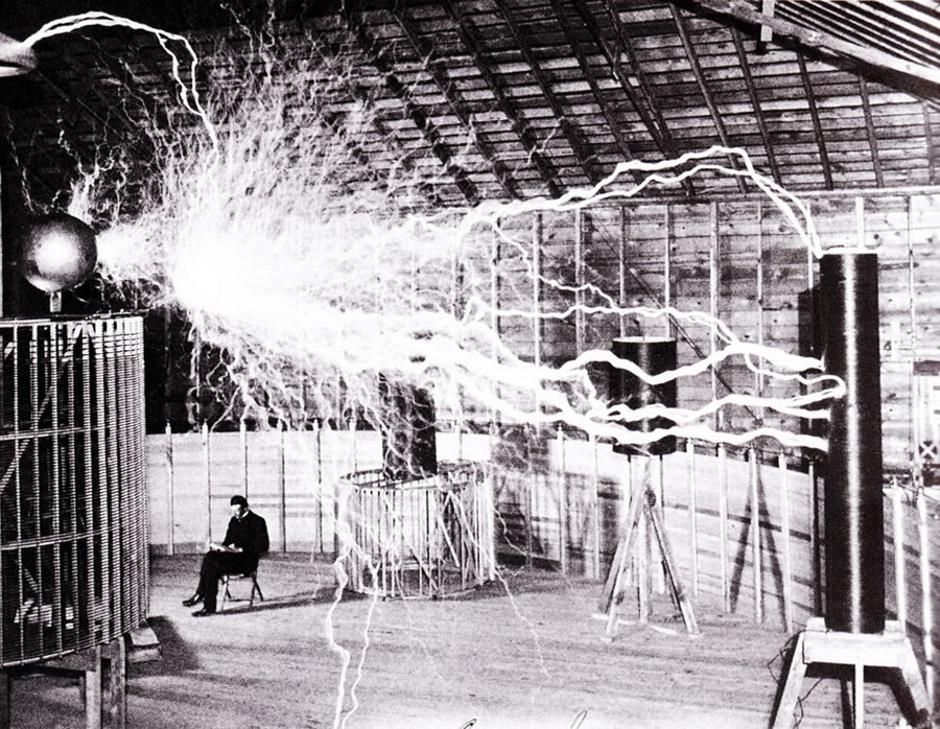 Nikola Tesla u laboratoriju u Colorado Springsu 1899. | Author: Recuerdos de Pandora/Flickr/CC BY-SA 2.0