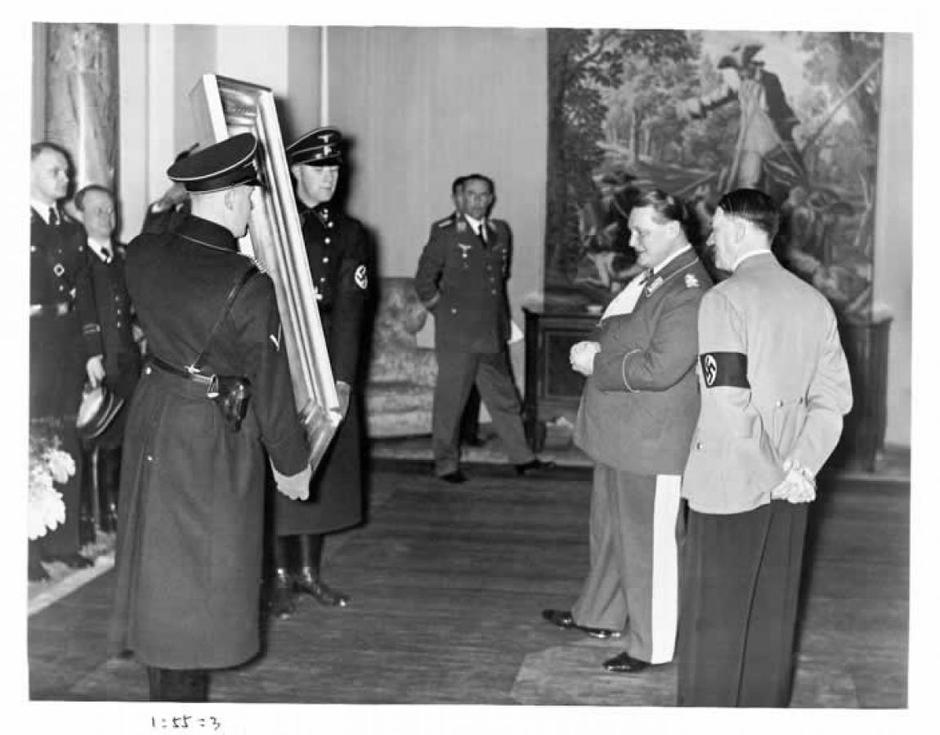 Hermann Goering i Hitler razgledavaju ukradene umjetnine | Author: Library of Congress