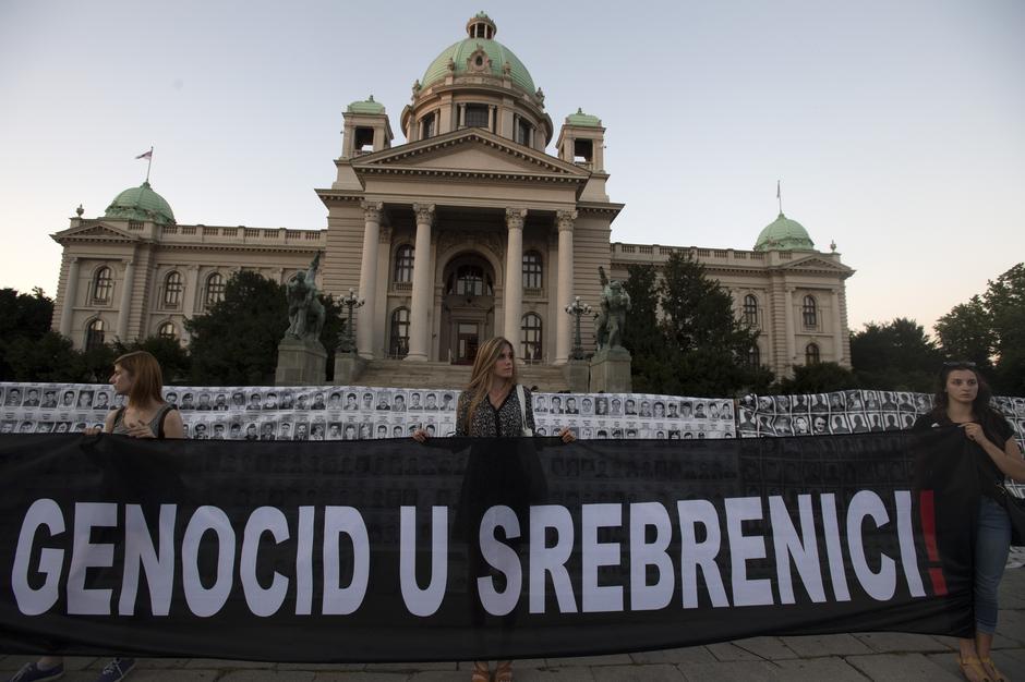 Beograd: Performans za žrtve masakra u Srebrenici ispred skupštine Srbije | Author: Srdjan Ilic (PIXSELL)
