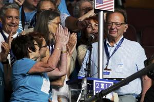 Larry Sanders daje podršku svom bratu Bernieju na konvenciji Demokrata u Philadelphiji 2016.