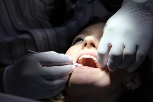 Žena kod zubara
