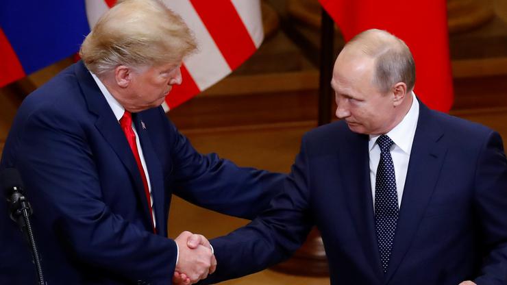 Donald Trump i Vladimir Putin rukuju se nakon sastanka u Helsinkiju