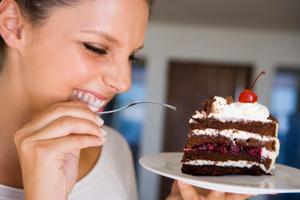 Sretna žena jede tortu